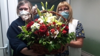 Благодарен пациент затрупа с подаръци екипа на Инфекциозно отделение в УМБАЛ Бургас