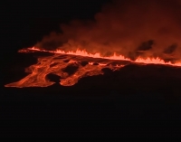 Исландският вулкан отново изригна, изхвърляйки фонтани от лава
