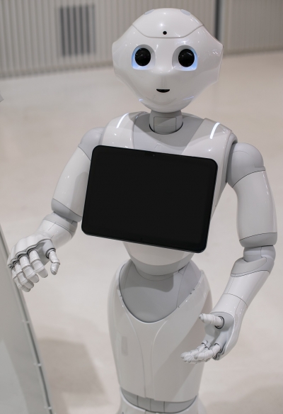 Хуманоиден робот и тренировъчен добот ще помагат в обучението на учениците на IT гимназията 