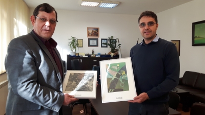 Унгарският посланик благодари на УМБАЛ с картини на известни художници