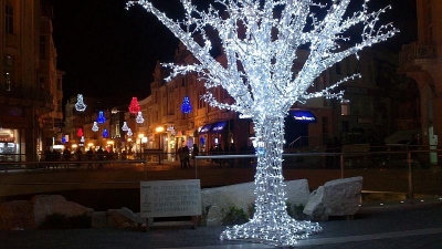 ЕVN към общините: Коледните украси харчат много ток