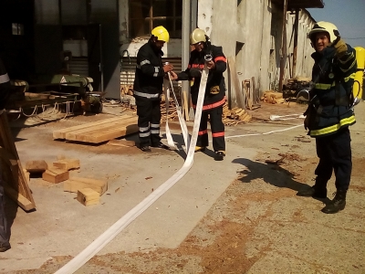 Доброволци от Камено гасиха „пожар“ в дърводелски цех