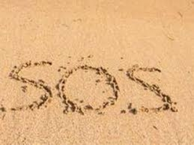 Огромен надпис SOS на пясъка спаси трима моряци