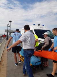 Общински инспектор извади от водата давещ се край Моста човек