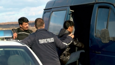 Задържаха мъж превозвал нелегални мигранти 