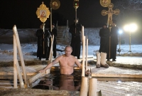 Путин влезе в ледените води за Богоявление