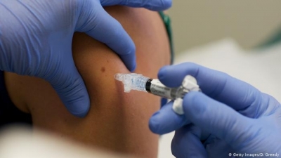 Руската ваксина вече на пазара, "западна" спира временно изпитания