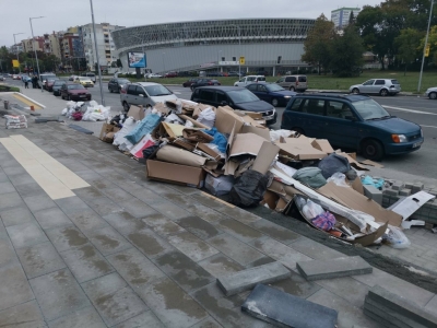 Засипаха с отпадъци район около залата Парк Арена 