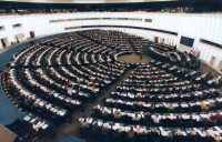 Евродепутатите твърдо осъждат ограниченията за пътуване в САЩ