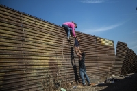 Пентагонът отпуска $1 млрд. за ограда по границата с Мексико 