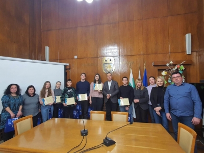 Кметът награди учениците от ПГСАГ „Кольо Фичето“, чийто проект бе отличен от БАН 
