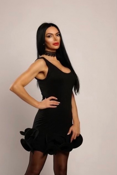 Русокоса и чернокоса красавица се впускат в ролята на водещи на конкурса Мисис Бургас 2023 г