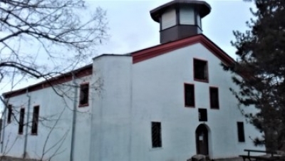 Общината реставрира 130-годишния храм „Св. Троица" в с. Извор