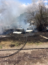 Шест къщи и коли изгоряха при пожар в квартал Черно море