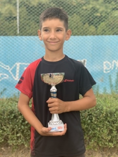 8-годишен бургаски талант в тениса надви всички у нас и ще представя България на финал в Испания 