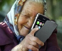 Домашният социален патронаж обучава възрастни хора да работят с мобилни устройства