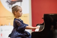 Четиригодишна възпитаничка на Бургаска музикална школа ще свири в  „Карнеги хол” и „Роял Албърт Хол“