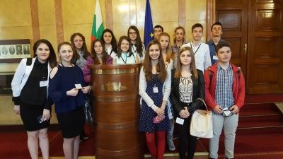 17 отличени ученици в конкурса на Мария Габриел се запознаха с работата на парламента