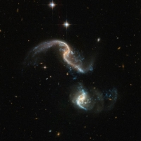 ”Хъбъл” засне сливане на галактики