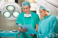 Защо хирурзите носят сини и зелени престилки в операционната зала вместо бели?