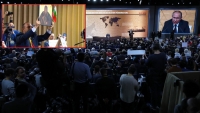 Българин прекъсна годишната пресконференция на Путин, за да му подари икона
