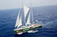 Ветроход на Greenpeace акостира на Морска гара 