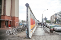 Трийсет години след падането на Берлинската стена, стените се завръщат