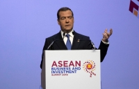 Премиерът Дмитрий Медведев и всички руски министри подадоха оставки 
