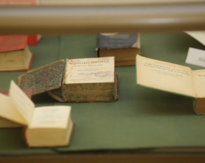 БАН показа колекция от миниатюрни книги, някои колкото монета  