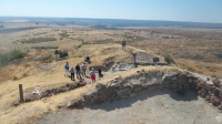 Бургаските археолози откриха средновековния калдъръм в крепостта Русокастро