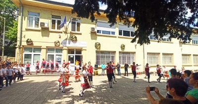 Бургаското училище „Св. Климент Охридски“ чества 139 години с изложба, открити уроци, празничен вестник и Ден на отворените врати 