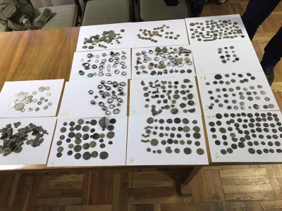 Полицаи спасиха от изнасяне ценни монети, намерени от иманяр