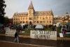 С ярки палатки и мрачно настроение протестиращите британски студенти показват солидарност с връстниците си от САЩ