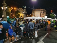 Блокадите в София остават