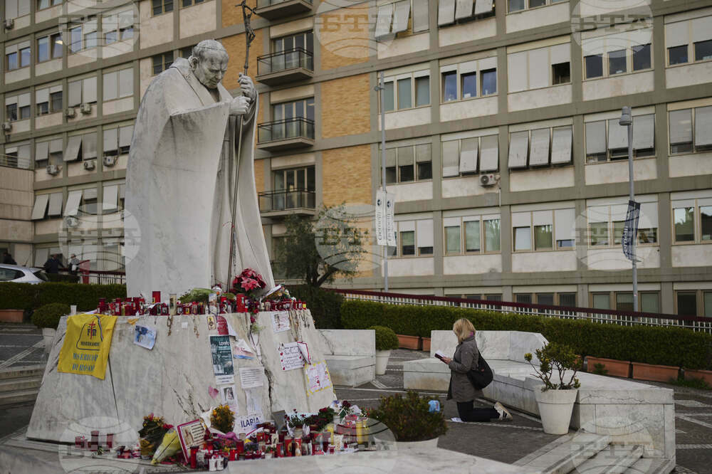 Животът на папата вече е извън опасност, казаха лекарите