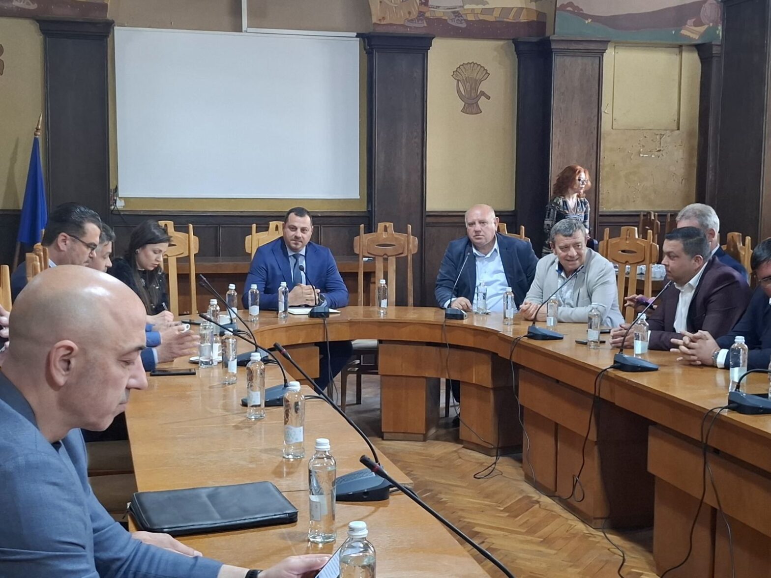 Областният управител събра кметовете и народните представители на работна среща по ключови проекти за област Бургас
