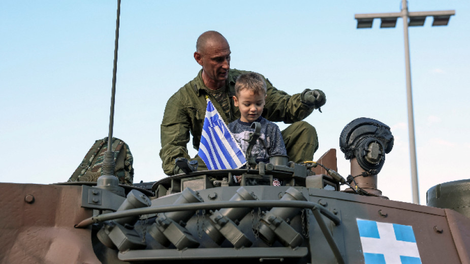 Голям военен парад се провежда в Солун по повод националния празник на Гърция
