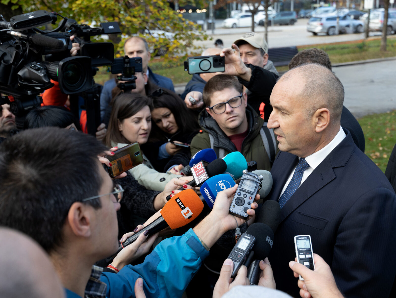 Румен Радев: Борисов капитулира пред Пеевски и му предава властта