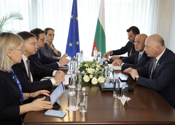 Всички системи в България са готови да работят с еврото от 1 януари 2026 година