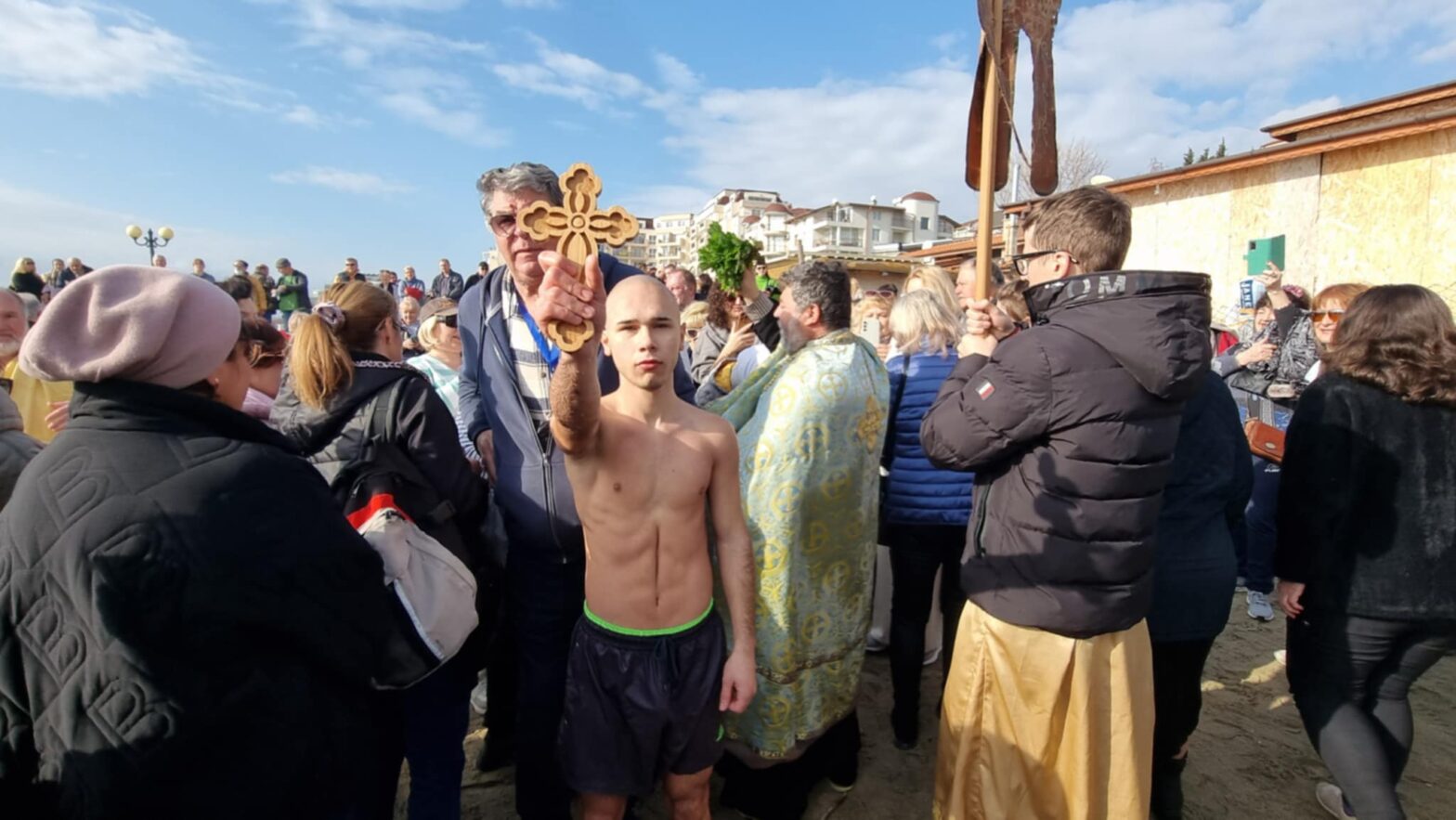 Младеж от София извади Светия кръст на Богоявление в Свети Влас