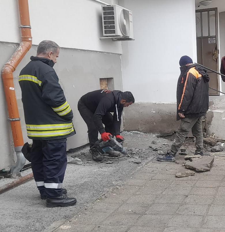 Близо два часа институции спасяваха бездомно коте в к-с " Меден Рудник"