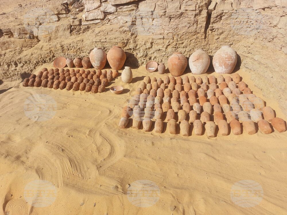 Египетски археолози откриха скални гробници на над 4000 години