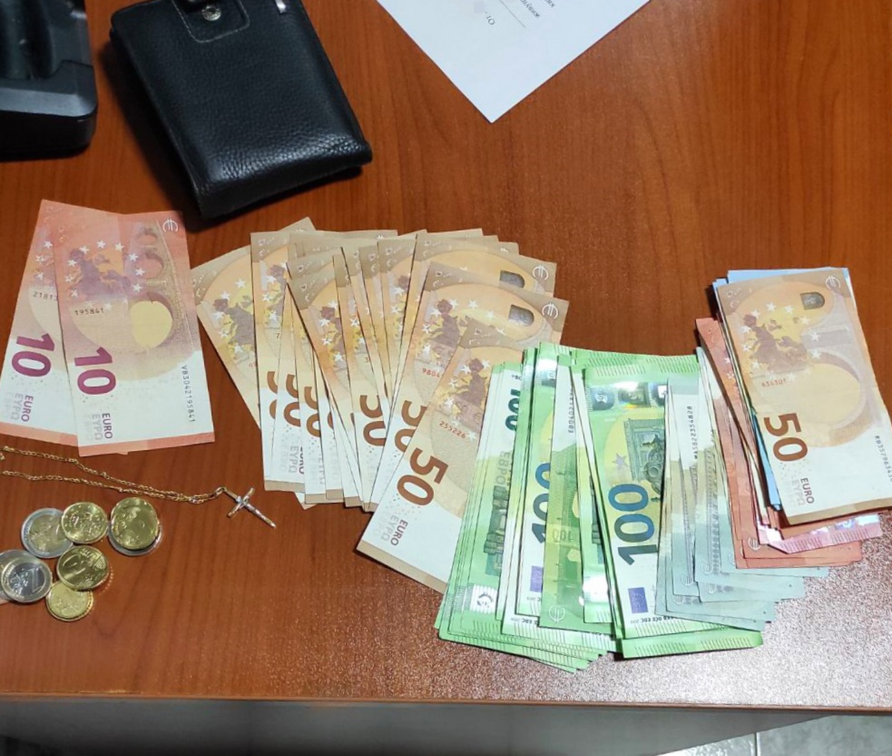 Гранични полицаи задържаха на Дунав мост участници в телефонна измама