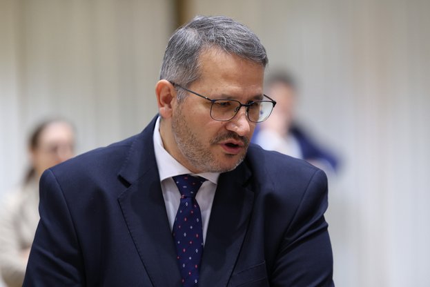 Министър Христанов: Млякото в България става все по-евтино за изкупуване, а за фермерите става все по-скъпо да го произвеждат