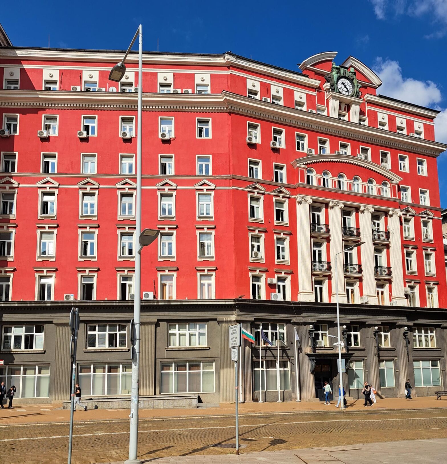 Инспекторите по труда установиха 817 работещи без трудов договор за първите три месеца на 2026 г.