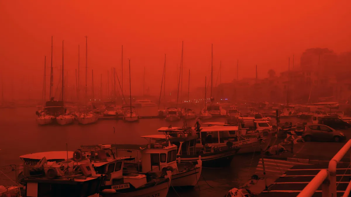 Остров Крит бе покрит с оранжев африкански прах