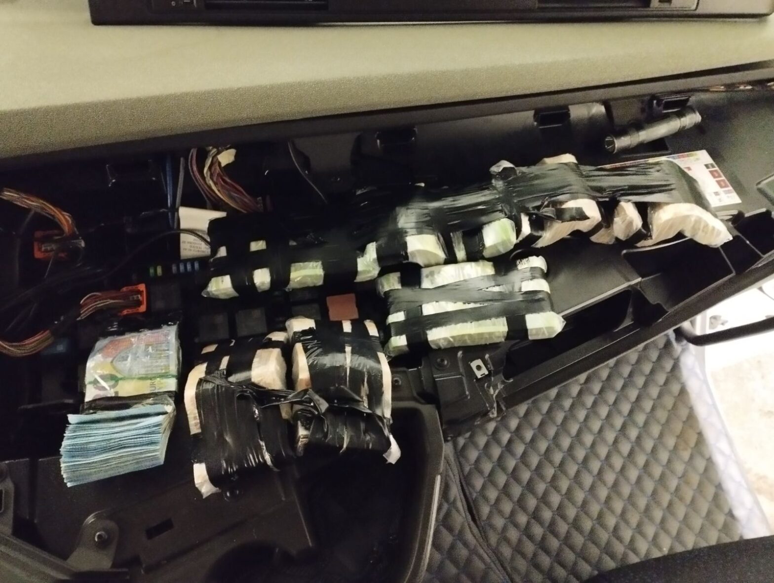 Над 100 000 недекларирани евро, във въздуховода на арматурното табло на камион, откриха митническите служители на МП Капитан Андреево