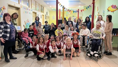 Малки лазарки донесоха празнично настроение в Дневен център за деца с увреждания „Св. Николай Чудотворец”