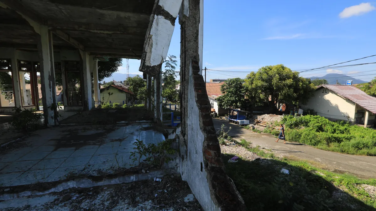 Земетресение 7,4 удари Индонезия, предизвика цунами вълни и предупреждение за шест страни