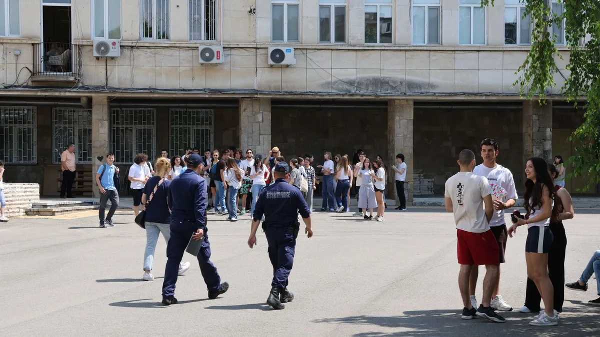 Сигнал за бомба евакуира Математическата гимназия в Бургас
